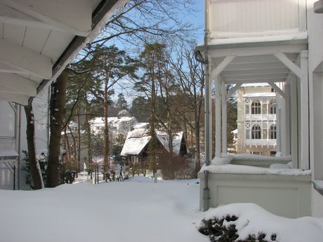 DÜNENHAUS Hof im Schnee